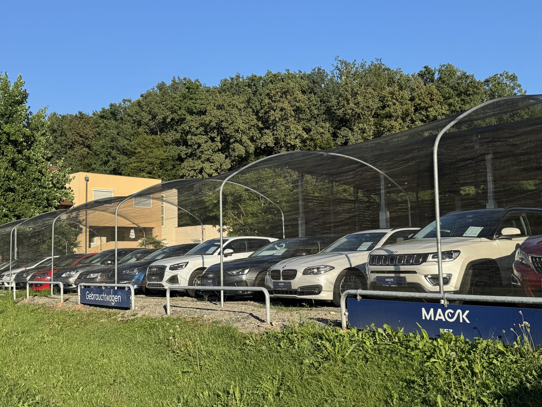 Gebrauchtwagenplatz von KFZ Mack in Großklein mit überdachtem Fahrzeugbestand