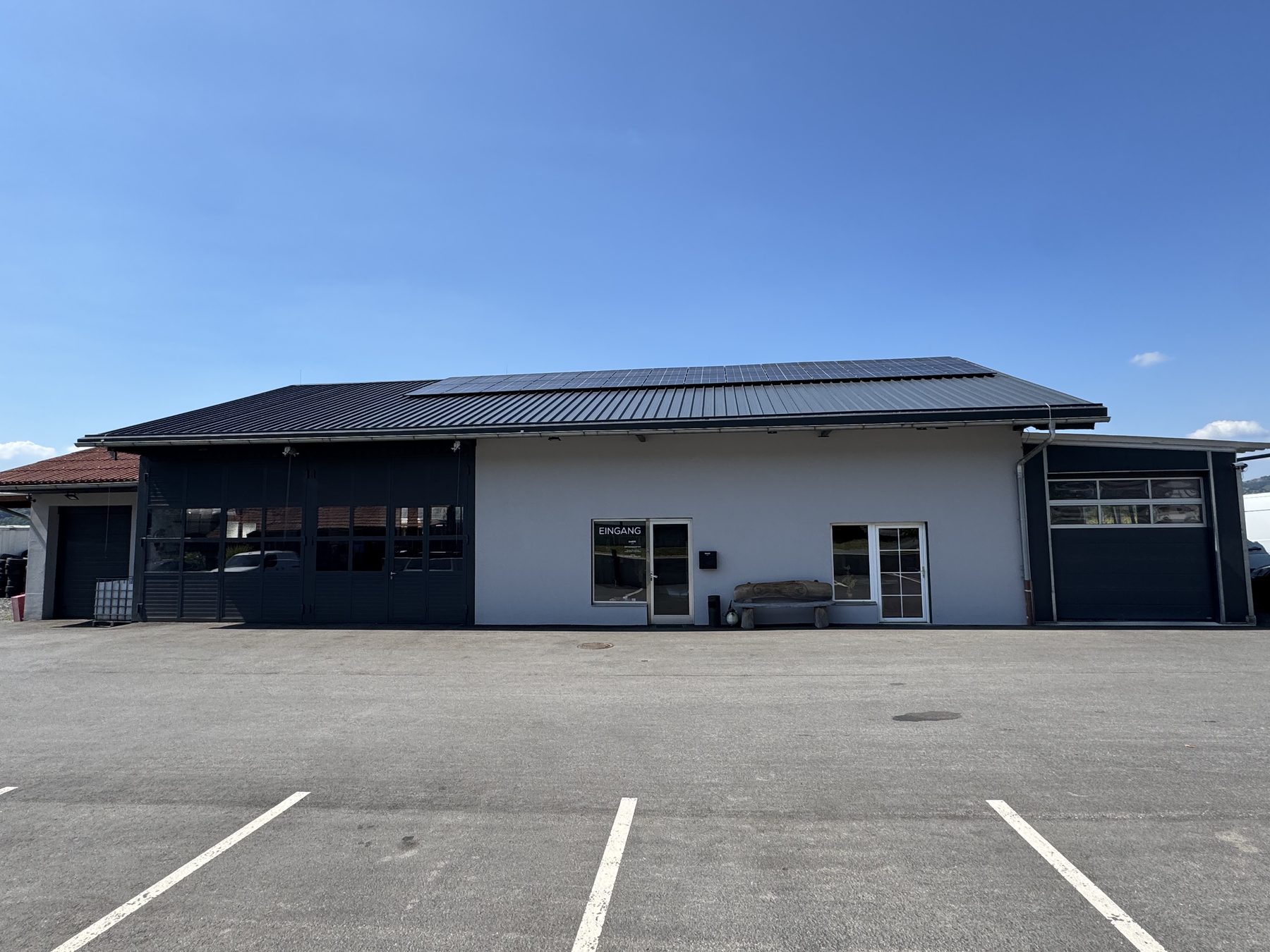 Betriebsgebäude von KFZ Mack in Großklein, Außenansicht bei Sonnenschein
