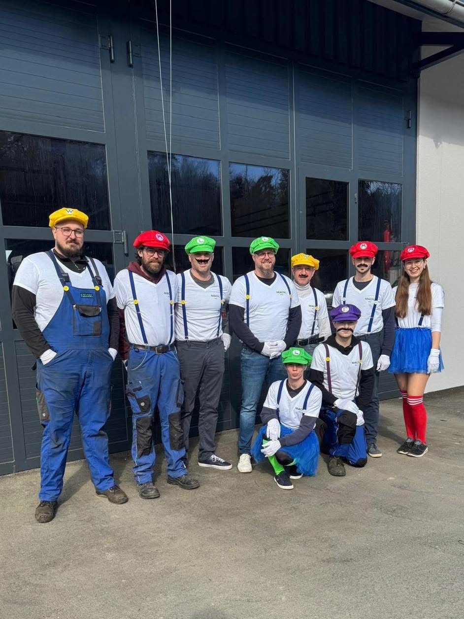 Das KFZ-Mack-Team beim Fasching in selbstgemachten Kostümen
