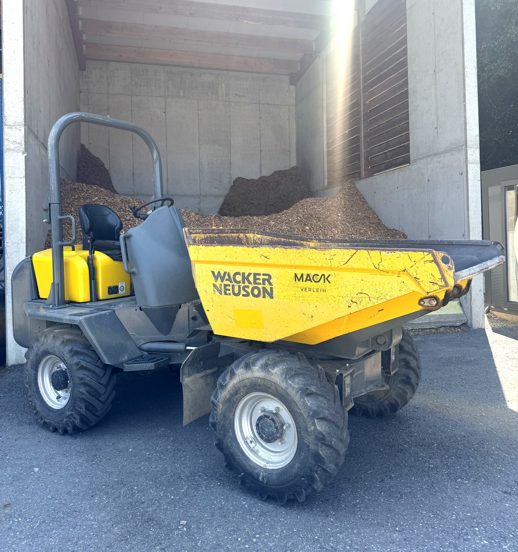 Wacker-Neuson-Dumper von Mack Verleih vor dem Betriebsgelände